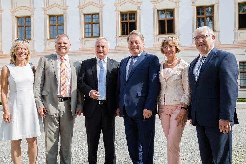 MDL Carolina Trautner, Bürgermeister Toni Brugger, Vorstandsvositzender Jürgen Reichert, Landwirtschaftsminister Helmut Brunner, ehem. Geschäftsführerin Gerline Augustin, Staatsminister a.D. Josef Miller